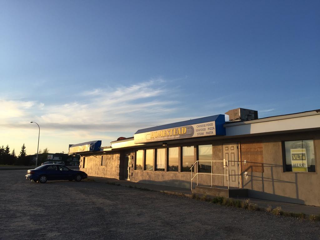 Wakiki Motel&Lounge Meadow Lake Bagian luar foto