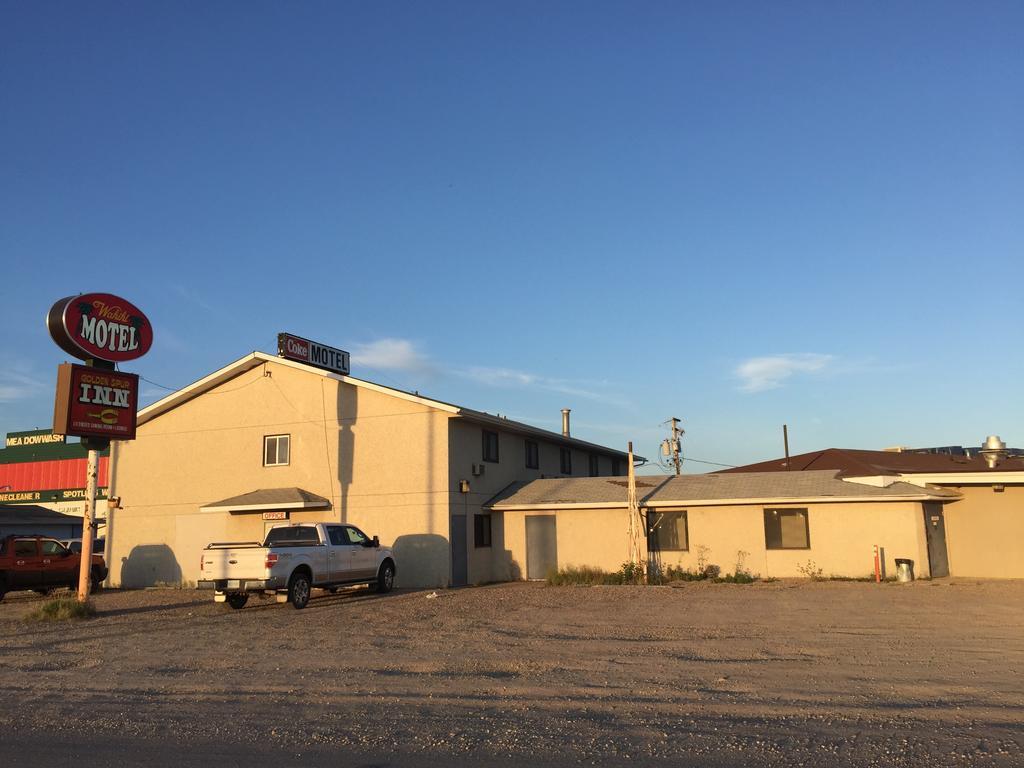 Wakiki Motel&Lounge Meadow Lake Bagian luar foto