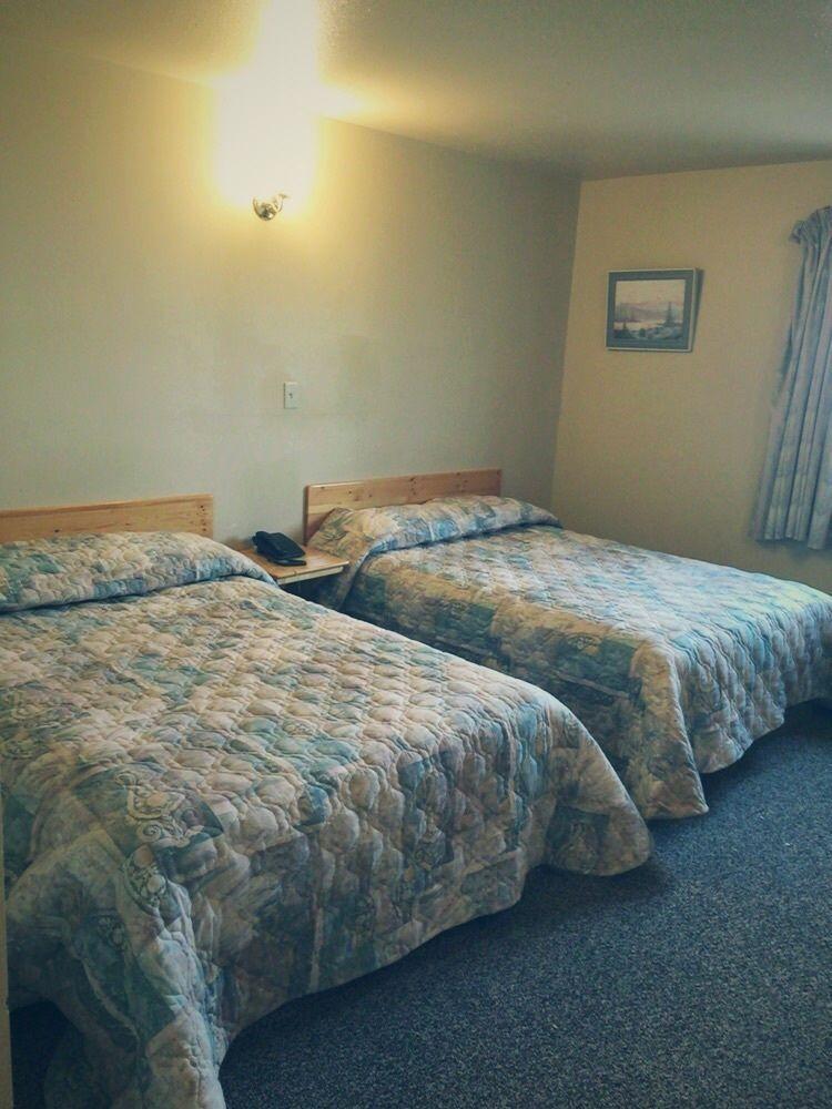 Wakiki Motel&Lounge Meadow Lake Bagian luar foto